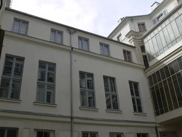 Façades sur cour de l’immeuble du 69 rue Sainte-Anne, à Paris.