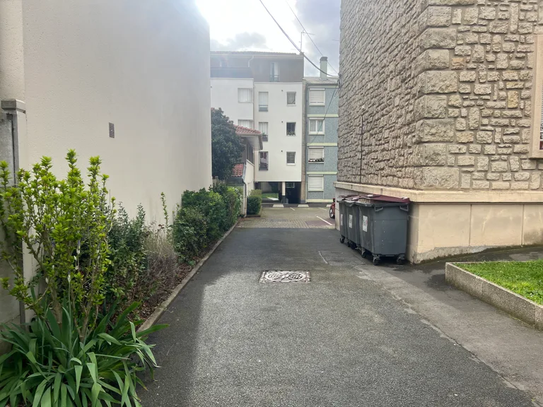 Allée des Acacias à Argenteuil, entre des bâtiments d’habitation.