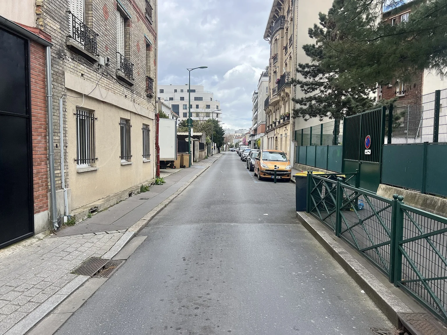 Rue des Champarons à Colombes, avec petits immeubles, entrées et bâtiments de différentes générations.