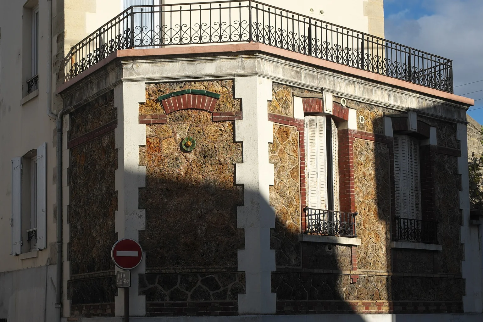 Détail de façade en pierre et brique au 18 rue d’Alsace, angle rue Saint-Roch à Mantes-la-Jolie.