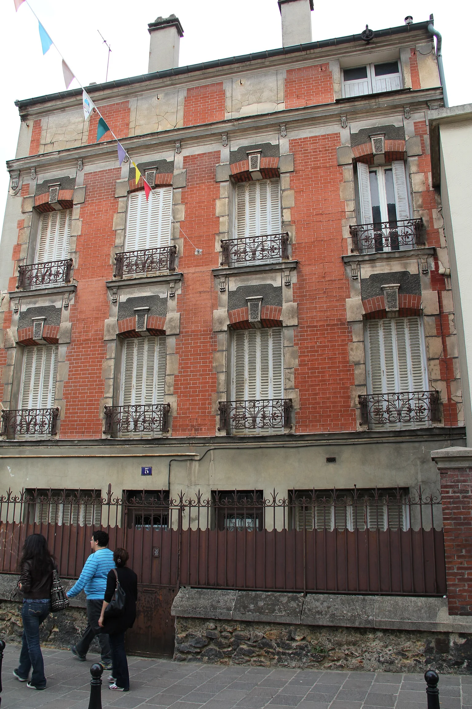 Façade de l’immeuble du 5 rue des Anciennes-Mairies à Nanterre, en brique et enduit, photographiée en 2011.