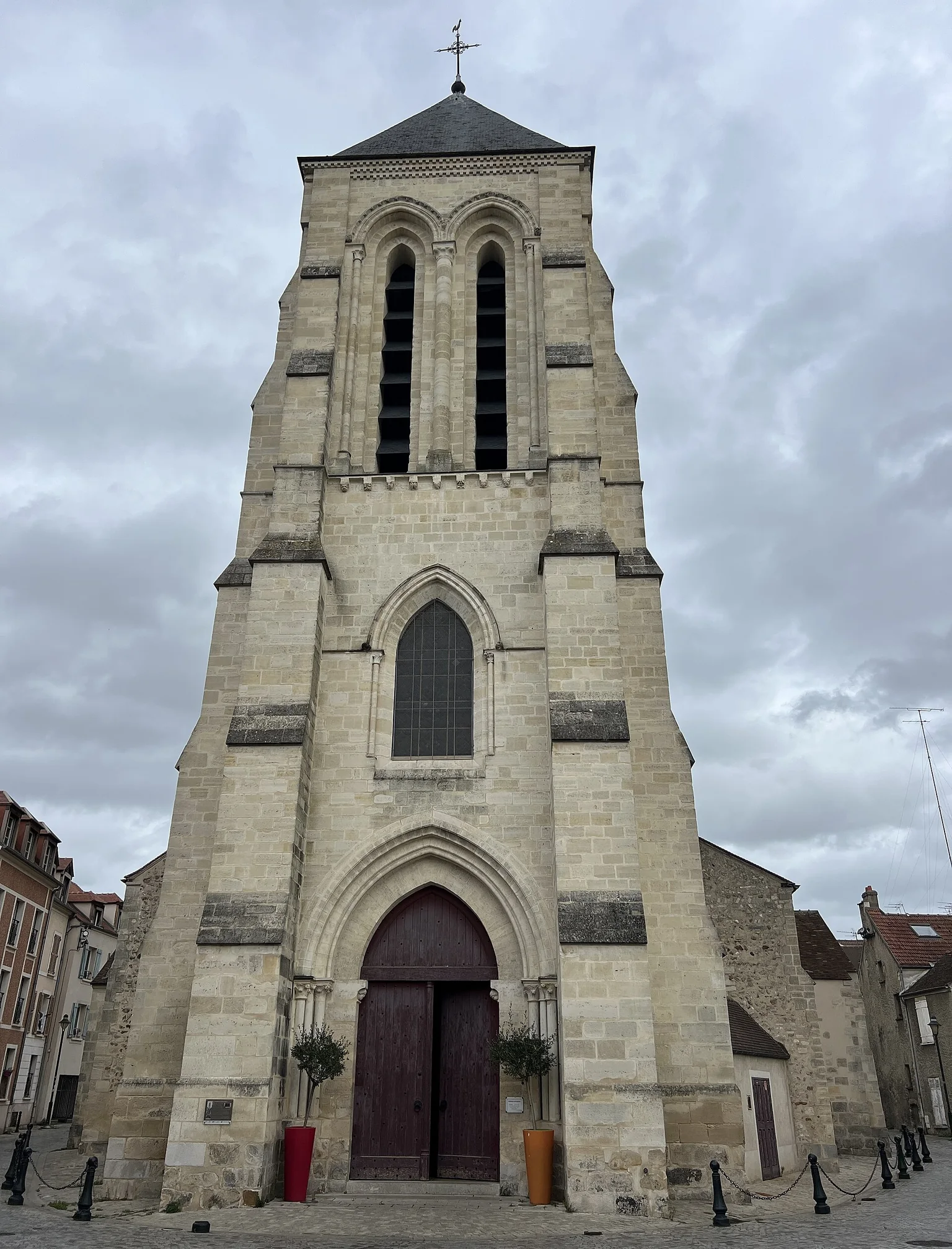 Cathédrale Saint-Spire de Corbeil-Essonnes, vue depuis le centre ancien.