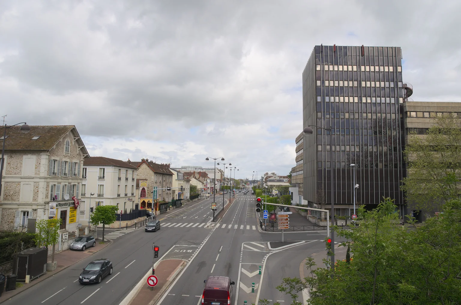 Avenue Thiers et tour Gallieni à Melun, vues depuis le pont de la gare.