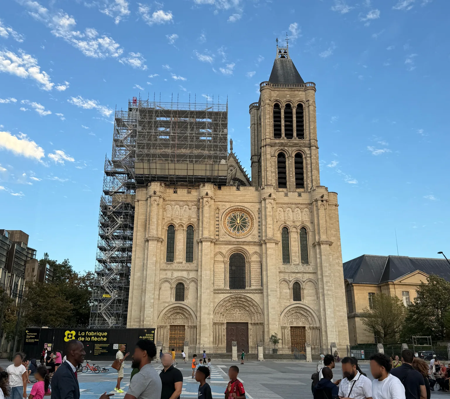 Façade de la basilique de Saint-Denis avec les échafaudages visibles en septembre 2026.