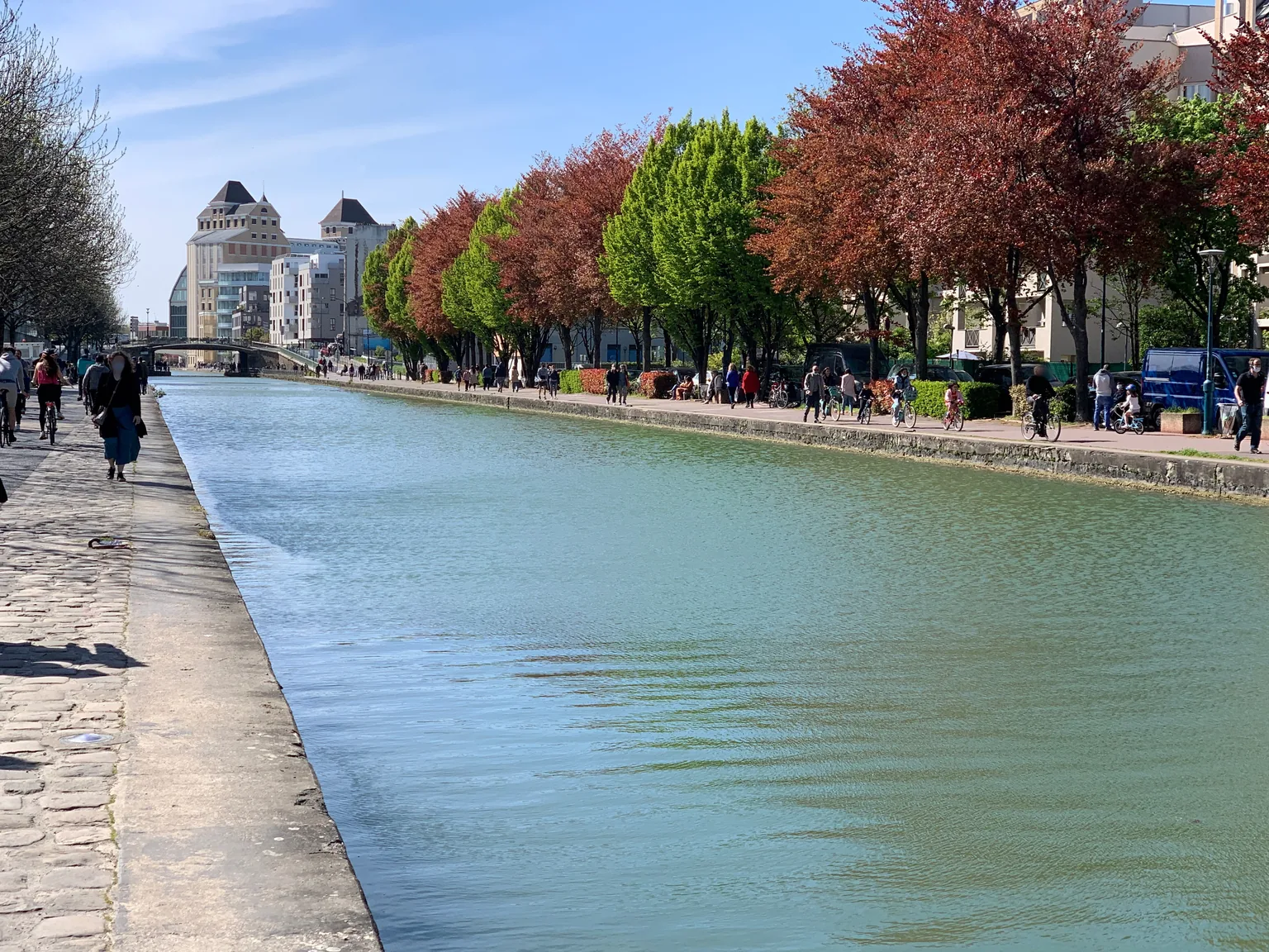 Canal de l’Ourcq à Pantin, en Seine-Saint-Denis, avec ses quais arborés et ses bâtiments.